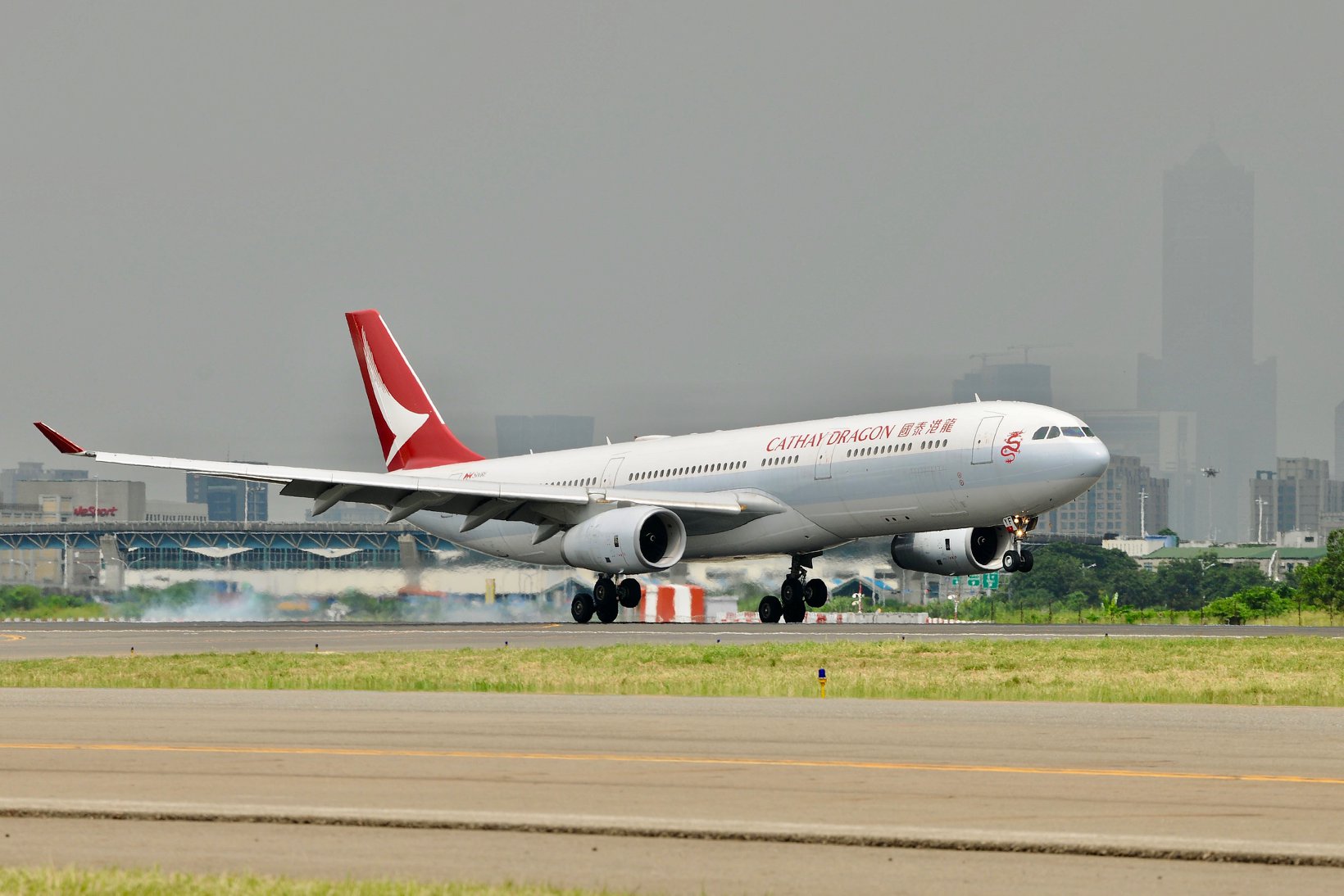 國泰航空宣布大裁員，旗下港龍航空也即刻停飛。(圖:取自國泰航空粉專)