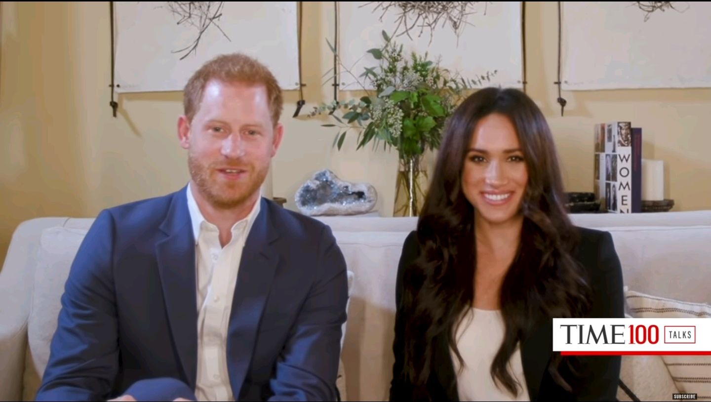 英國哈利王子(Prince Harry)和嬌妻梅根(Meghan)參與「時代百人講座」的網路對話活動。(圖:翻拍畫面)