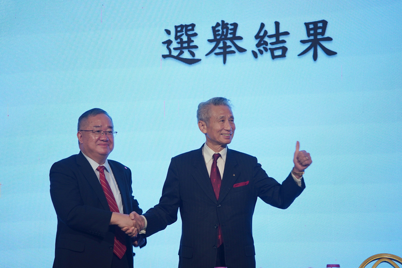 由於21日股東臨時會董監改選結果已平和落幕，證交所表示大同股票23日恢復正常交易。右為大同市場派三圓建設董事長王光祥，左為欣同投資顧問代表人林宏信。(圖：中央社)