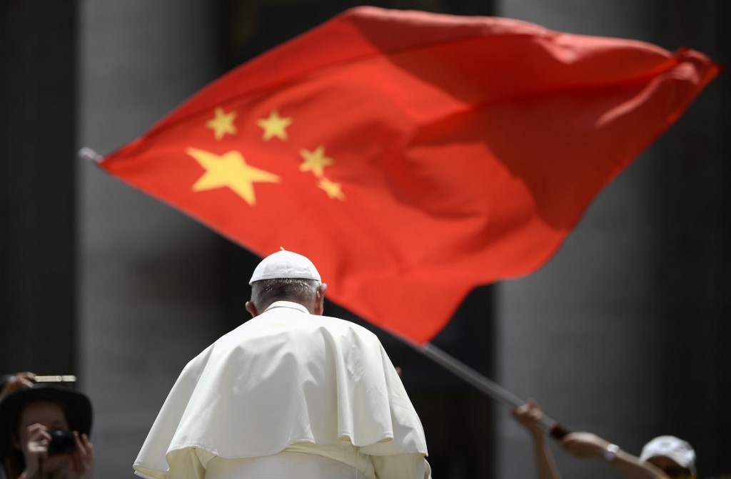 犧牲台灣換教宗訪中，學者提醒注意梵中檯面下政治交易。圖為教宗方濟各將離開之際，中國信徒在梵蒂岡聖伯多祿廣場揮舞中國國旗。 (AFP)