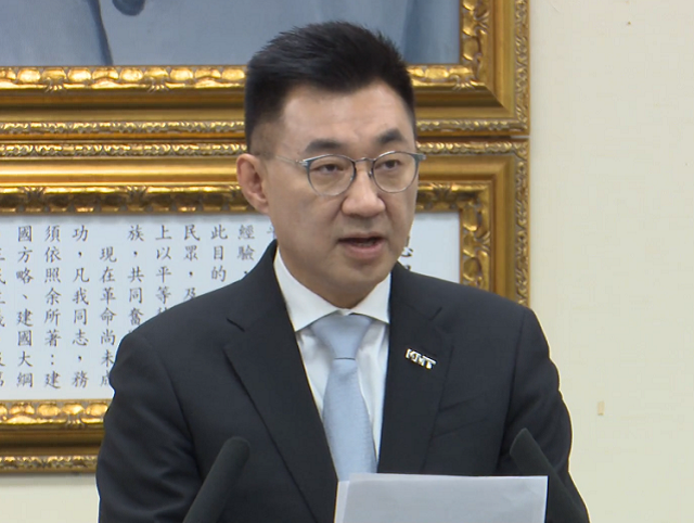 國民黨主席江啟臣23日在國民黨慶祝光復節活動上表示，台灣光復，結束殖民統治，是兩岸歷史無法斷鏈的臍帶，雖然現階段海峽兩岸處於不同的政治制度，但是同樣在中華文化的土壤上成長，更沒有仇視、對抗的理由。(圖擷自國民黨臉書)