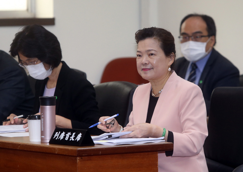 經濟部長王美花（前右）22日赴立法院經濟委員會進行110年度預算案報告。(圖：中央社)