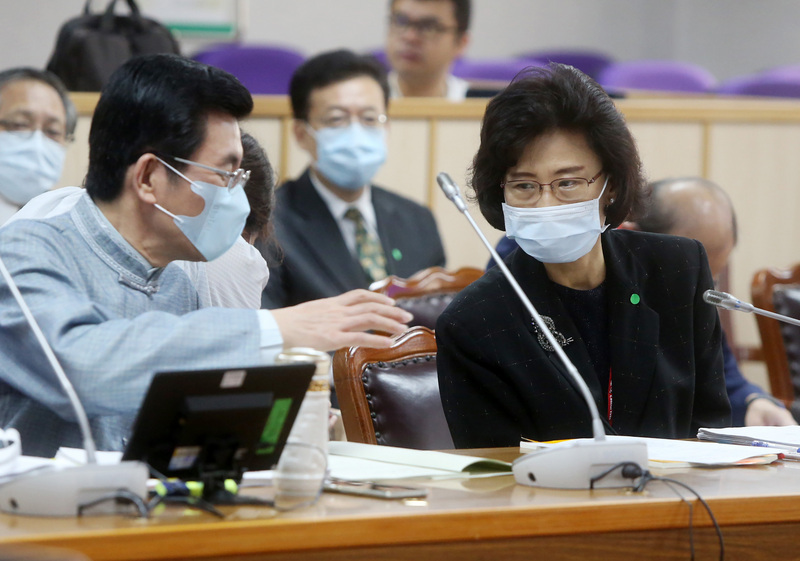 監察院祕書長朱富美（右）8日出席立法院司法及法制委員會。(資料照片/中央社)