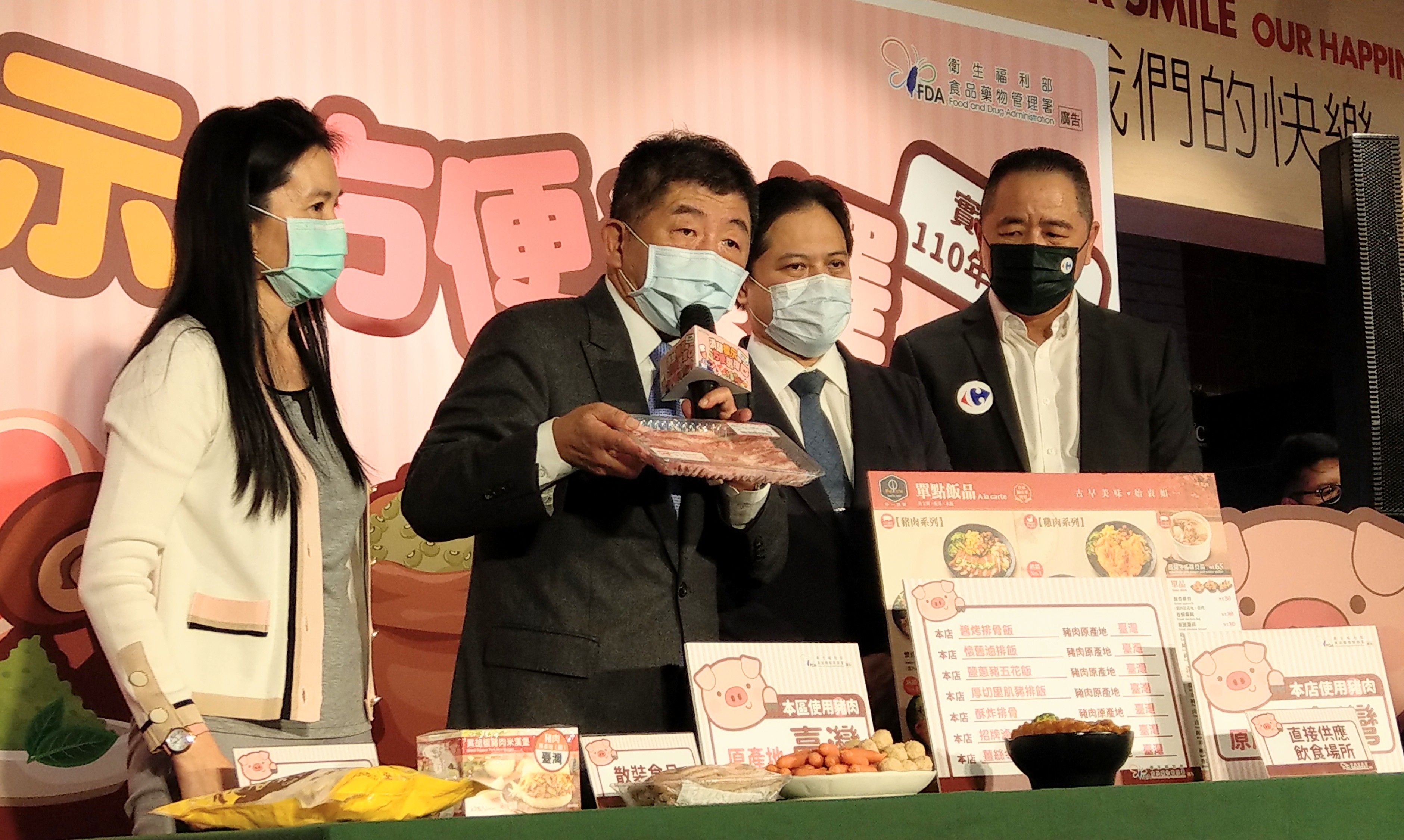 陳時中(左2)表示，不論是包裝食品、散裝食品、直接供應飲食的場所，都要清楚標示豬肉產地。(劉品希 攝)