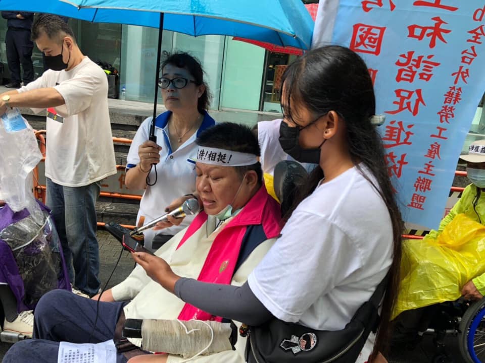 台灣國際勞工暨雇主和諧促進協會理事長賴昱菘(中)  (臉書)