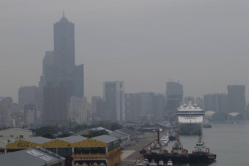 圖為2020年10月23日首波入秋霾害報到，高雄85大樓幾乎埋沒在灰濛中。（資料照片／中央社）