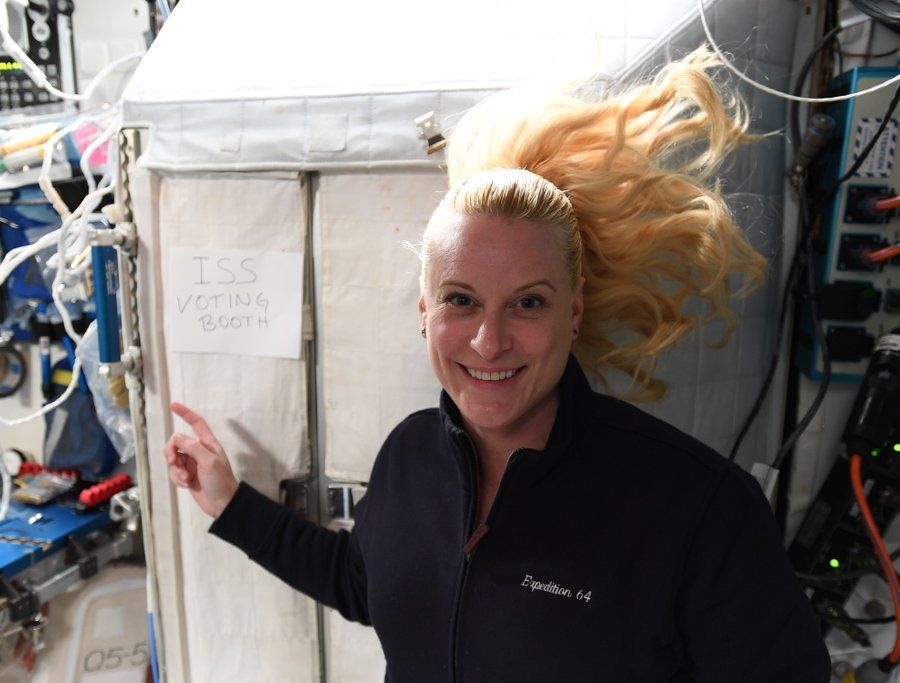 美國女太空人魯賓斯(Kate Rubins )22日從國際太空站(ISS)投下神聖一票。(AFP)