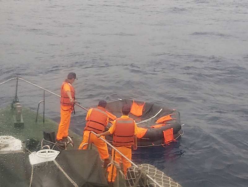 海洋委員會海巡署23日晚間獲報吐瓦魯籍貨船疑在高雄外海沉沒，派遣4艦4艇前往救援，但到場時僅發現5名穿救生衣船員在海上漂浮，24日上午又在海面發現救生筏，但救生筏上沒有船員，目前仍持續搜尋5名失蹤船員。（海巡署艦隊分署提供）