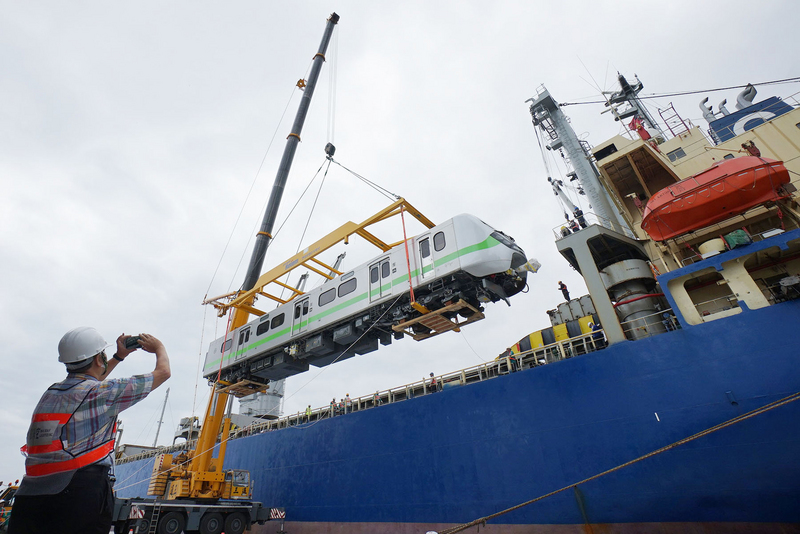 EMU900通勤電聯車恐將延到春節後才能上路。圖為首批2列新車去年10月24日在花蓮港8號碼頭交車。(圖：中央社)