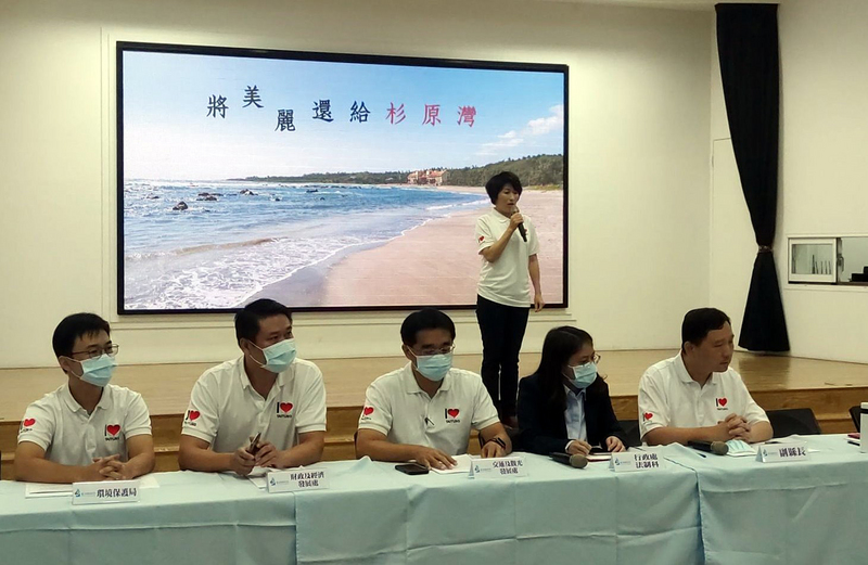 爭議逾16年的台東杉原海水浴場美麗灣渡假村仲裁結果出爐，裁定由台東縣政府以新台幣6.29億元買回。台東縣長饒慶鈴（後站立者）24日表示，將不再有「美麗灣」這個名稱，回歸正名「杉原灣」。(圖：中央社)