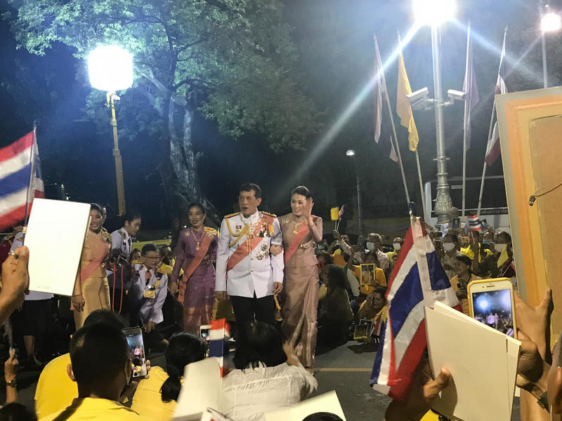 泰王瓦吉拉隆功和王后蘇堤達23日出席拉瑪五世朱拉隆功（Chulalongkorn）的紀念日活動，從大皇宮步行到律實宮，路邊有穿滿黃色衣服的民眾夾道歡迎。(圖：中央社)