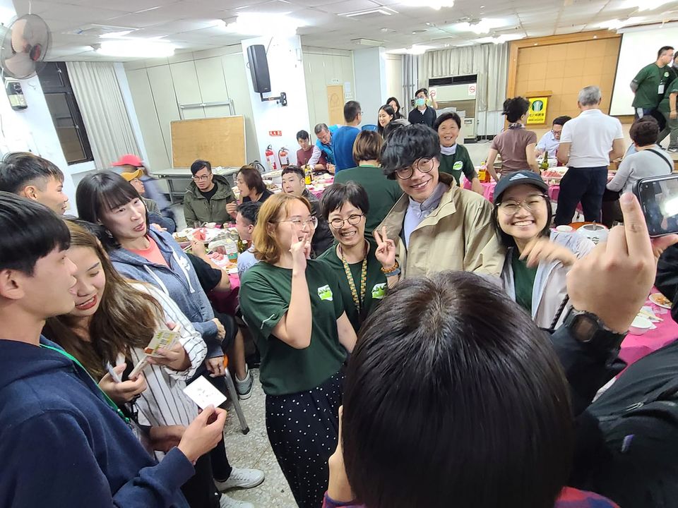 盧廣仲參與2020池上秋收稻穗藝術節，走到哪都有人搶著拍照，要簽名。（江昭倫攝）