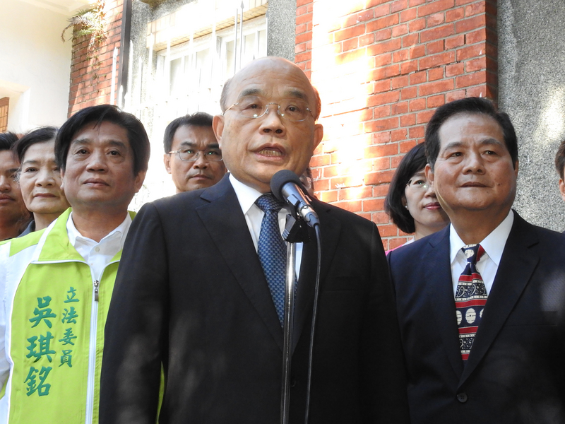 針對中共總書記習近平在抗美援朝紀念會的談話，行政院長蘇貞昌（前中）25日受訪表示，我們從不與人衝突，但我們保衛家園的決心，一定非常堅定，我們不要戰爭，但也不要用戰爭來威脅台灣人民。(圖:中央社)