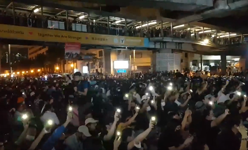 泰國民運人士25日再度號召民眾重回曼谷鬧區占領路口。(圖擷自推特)