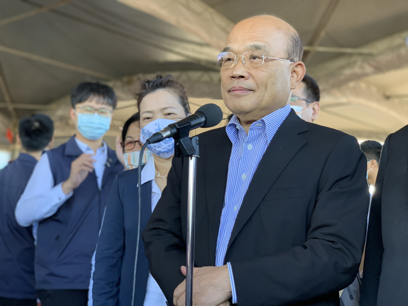 行政院長蘇貞昌（前）26日上午在桃園接受媒體聯訪，針對國家通訊傳播委員會（NCC）召開中天電視台換照案聽證會表示，NCC依法行使職權，外界不該干涉批評。(圖：中央社)