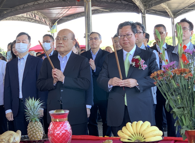 行政院長蘇貞昌（前左）26日上午偕同桃園市長鄭文燦（前右）出席桃園會展中心統包工程開工典禮，上香祈福。(圖：中央社)