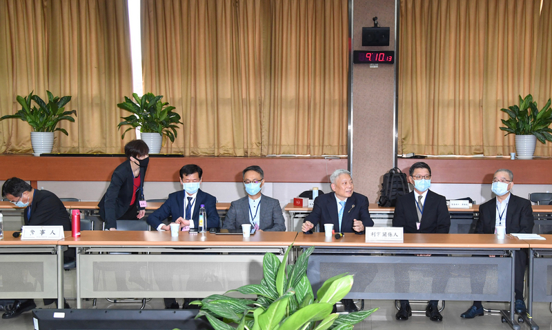 國家通訊傳播委員會（NCC）26日上午舉行中天電視換照聽證會，神旺投資董事長蔡衍明（右3）、中天總經理林柏川（右1）等人出席。(圖：中央社 )