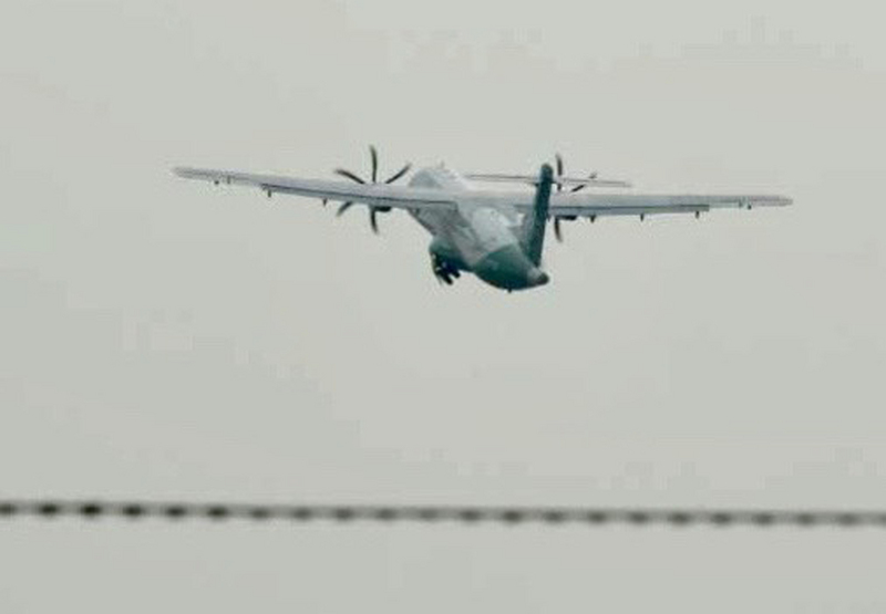 海巡署與立榮航空簽訂的軍包機今天(26日)上午於高雄小港機場出發補飛，順利飛抵東沙群島後返航。(圖：中央社)