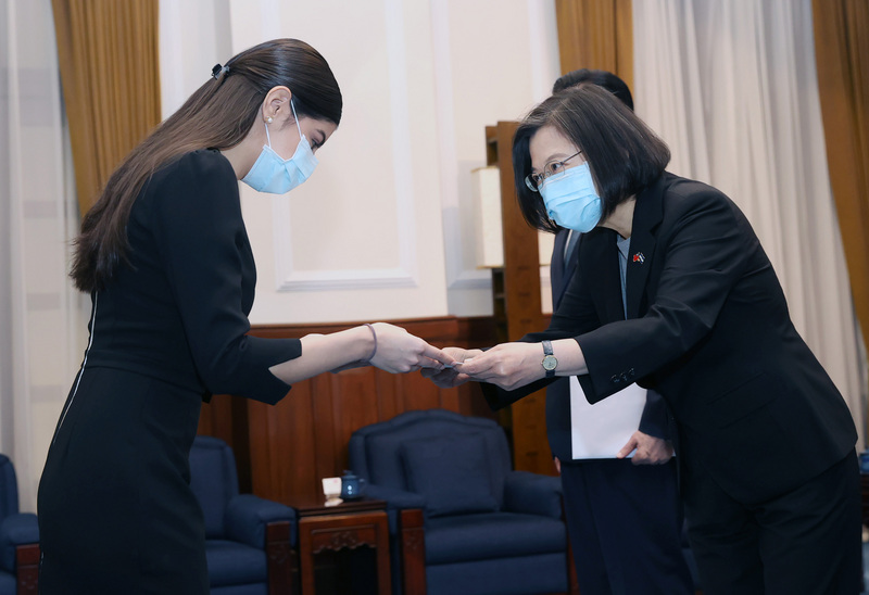 總統蔡英文（右）26日在總統府，接受尼加拉瓜新任駐台特命全權大使李蜜娜（Mirna Mariela RiveraAndino）（左）呈遞到任國書。(圖：中央社)