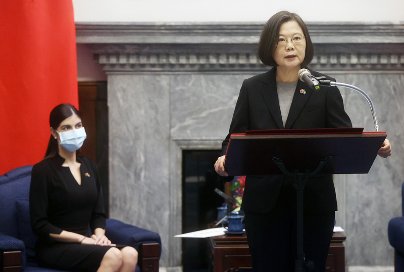 總統蔡英文（右）26日在總統府接受尼加拉瓜共和國新任駐台特命全權大使李蜜娜（Mirna Mariela RiveraAndino）（左）呈遞到任國書，蔡總統表示，李蜜娜曾是台灣獎學金的受獎生，從銘傳大學畢業，是兩國合作計畫最佳見證人，相信未來也會是最強推手。(圖：中央社 )