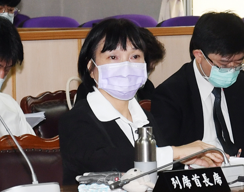 促轉會26日上午赴立法院司法法制委員會專案報告，針對蔣中正銅像等威權象徵處理進度，促轉會主委楊翠（前）表示，扣除國防部、退輔會及教育部，中央行政機關目前已有近7成清除比例。(圖：中央社 )