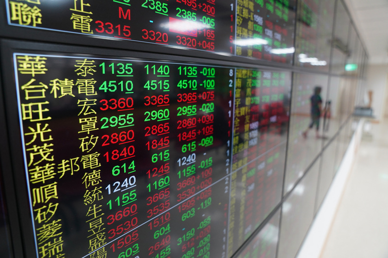 盤中零股交易26日上路，相對盤後零股交易只撮合一次，盤中零股交易可3分鐘撮合一次，台積電第一盤就成交逾9000股、大立光第一盤也成交794股。(圖：中央社 )