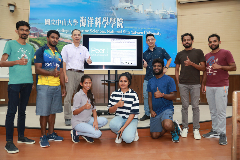 中山大學海洋生物科技暨資源學系助理教授劉商隱（後右3）與斯里蘭卡魯胡納大學海洋學系合組研究團隊，透過分子鑑種，率先發現全世界第一例「鹽草屬（genus Halophila）」海草種間雜交，獲國際期刊PeerJ刊登。（中山大學提供）