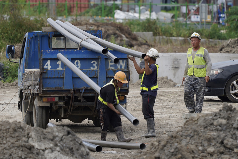 勞保、勞退金額有誤？勞保局提供4個網路查詢管道。示意圖。(資料照片/CNA)