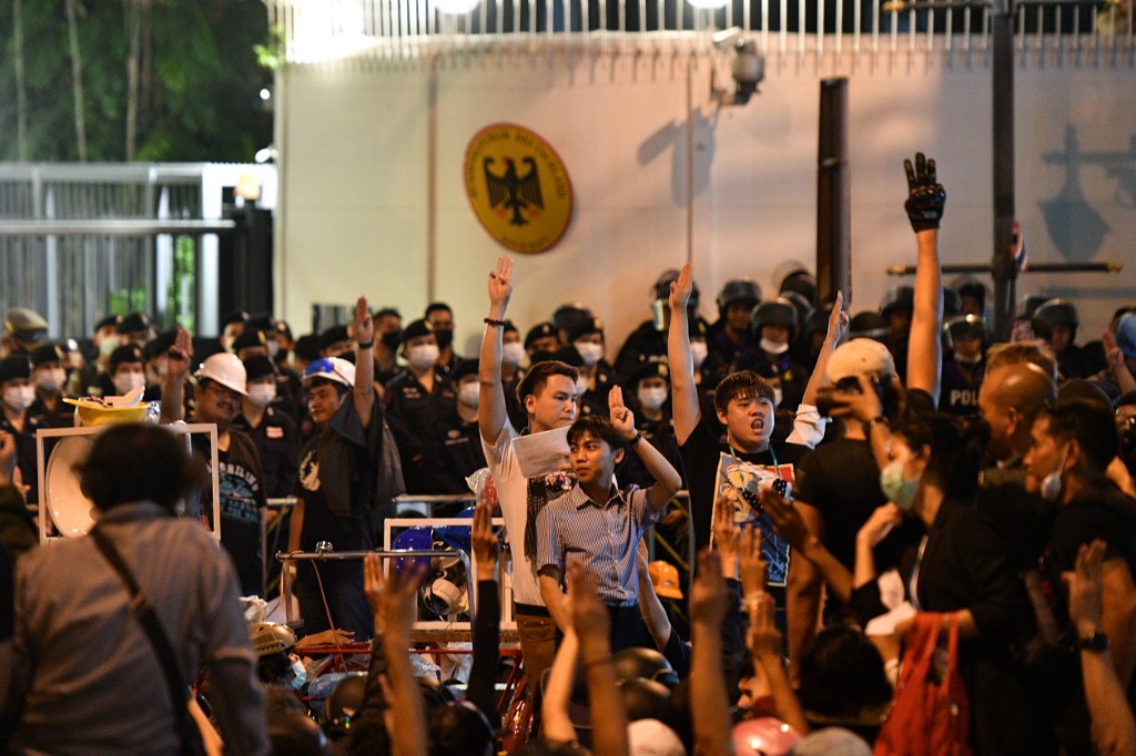 泰國反政府抗議團體，26日在德國駐泰大使館前示威。 (AFP)