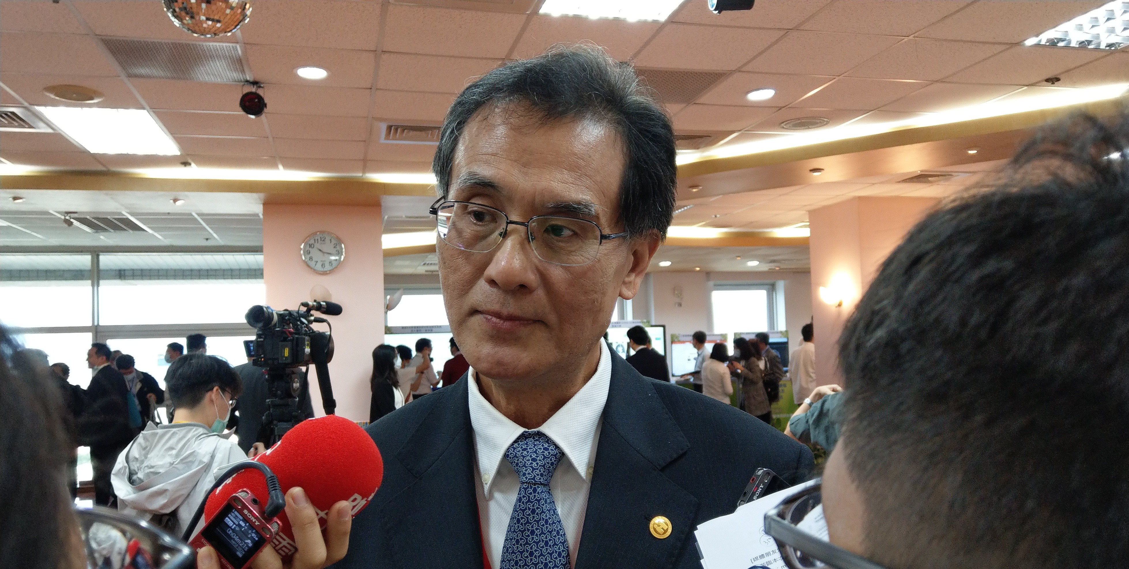 檢調偵辦衛福部健保署人員涉違反國家情報工作法案，健保署葉姓前主秘訊後諭令新台幣10萬元交保，並限制出境、出海。(央廣檔案/劉品希 攝)