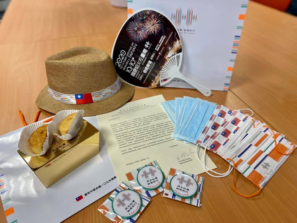 劉世忠透過臉書表示，受疫情影響，台灣地方政府很難出國訪問，因此由代表處來推動城市外交，他送給布達佩斯市府桃園名產花生糖、印有「我從台灣來」的漁夫帽和台製口罩。(圖：臉書)