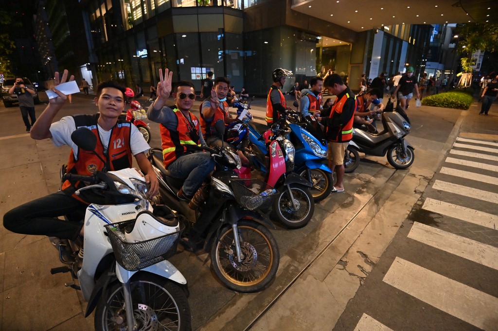 泰國反政府示威，計程摩托車加入援助行動。(AFP)