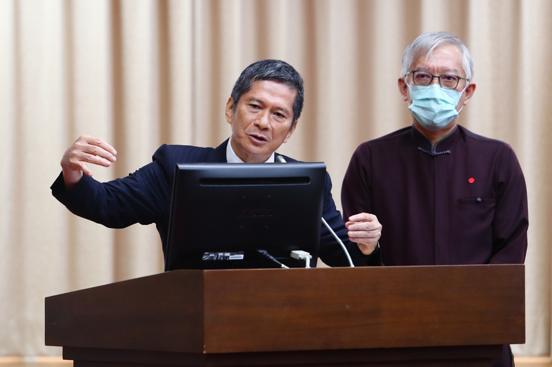 文化部長李永得（左）28日在立法院教育及文化委員會受訪時表示，任命國父紀念館長梁永斐（右）接任國美館長考量行政協調能力，梁永斐是第一人選。(圖:中央社)