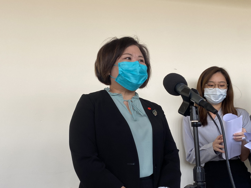 勞動部長許銘春（左）。(圖：中央社)