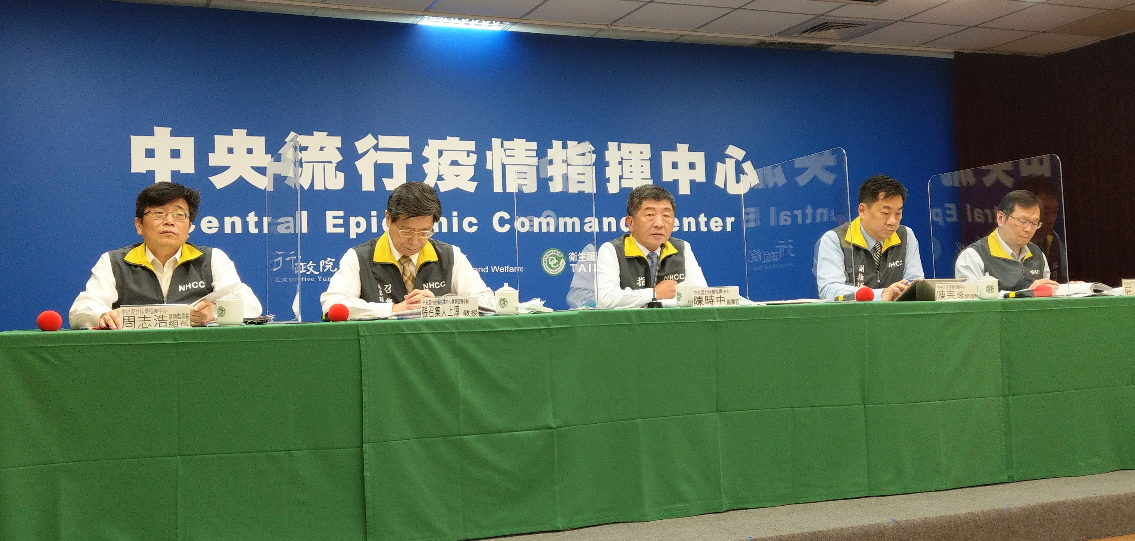 指揮中心指揮官陳時中(中)表示，由於檢體錯置，案530自確診病例中移除。(劉品希 攝)