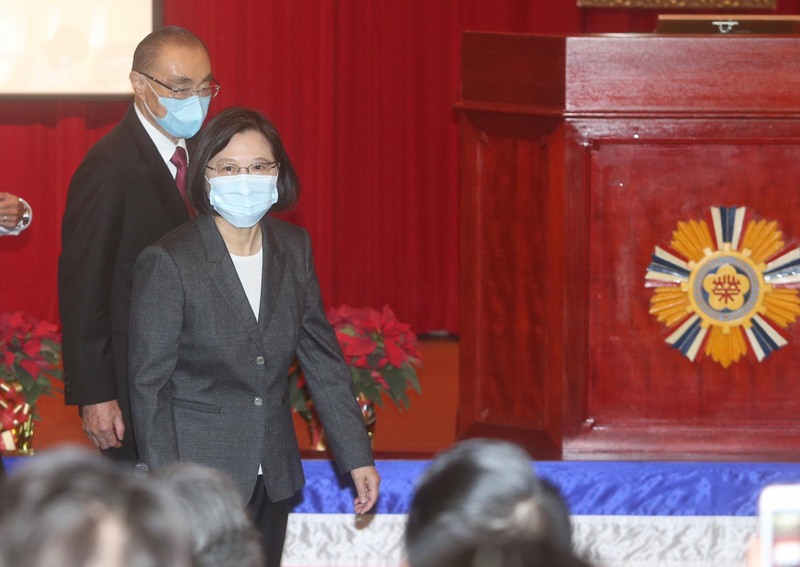 退輔會微電影「看見榮民」首映暨第42屆榮民節慶祝大會29日在退輔會舉行，總統蔡英文（前）由退輔會主委馮世寬（後）陪同出席，一同觀賞影片。(圖：中央社)