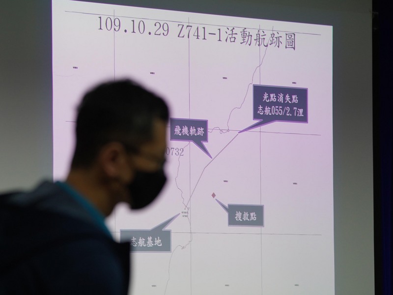 空軍第七聯隊一架F-5E戰機29日在台東外海失事，飛行員朱冠甍上尉殉職。國防部上午緊急召開記者會，以活動航跡圖說明失事位置及搜救情形。(圖：中央社 )