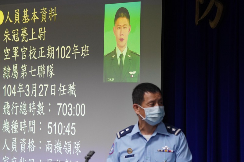 空軍第七聯隊一架F-5E戰機29日在台東外海失事，飛行員朱冠甍上尉殉職。圖為空軍司令部參謀長黃志偉（圖）緊急召開記者會向外界說明。(圖：中央社)