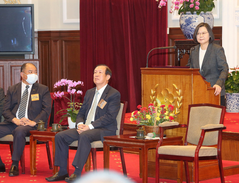 總統蔡英文（右）29日上午在總統府接見「109年中華民國優良商人、優良外國駐台商務單位、優良外商、優良台灣老店暨在地特色老店、創新菁英老店、南台灣大餅節傳承及創新獎得獎人」，蔡總統致詞祝賀得獎人。(圖：中央社)