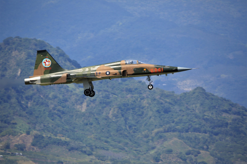 空軍第七聯隊一架F-5E戰機在台東執行任務，起飛不到2分鐘因不明原因墜落志航基地北方海域，飛行員朱冠甍上尉跳傘後仍殉職。空軍指出，這次是進行基本戰術攻防任務，天氣狀況符合訓練標準，肇事原因待進一步釐清。圖為失事戰機的資料照片。（邱銘源提供）(圖：中央社)