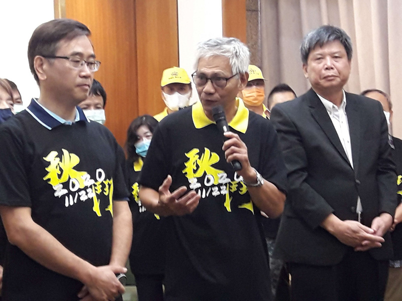 工運指標活動「秋鬥」預計11月22日上街頭，遊行總指揮林子文（前排中）與多個社運團體代表29日在立法院舉行記者會，呼籲民眾關注「秋鬥」三大主題「反毒豬、反雙標、反黨國」，包括食安訴求「撤回命令、重新談判、健康優先、不要毒豬」。(圖:中央社)