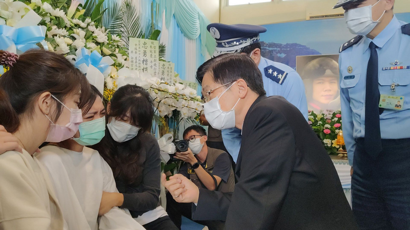 國防部長嚴德發（前右2）30日上午前往台東殯儀館慰問殉職空軍飛官朱冠甍家屬，朱冠甍妻子（左2）泣不成聲。(圖:中央社)