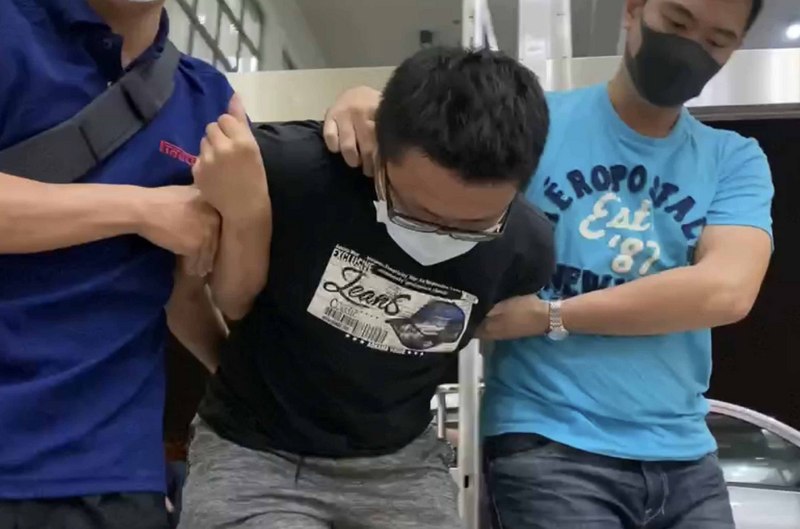 台南長榮大學外籍女大生遭勒斃棄屍高雄，涉案的梁姓男子（中）29日落網後坦承殺害鍾女並棄屍在高雄阿蓮區大崗山一處邊坡，警方將梁男帶回警局偵訊。（圖:中央社）