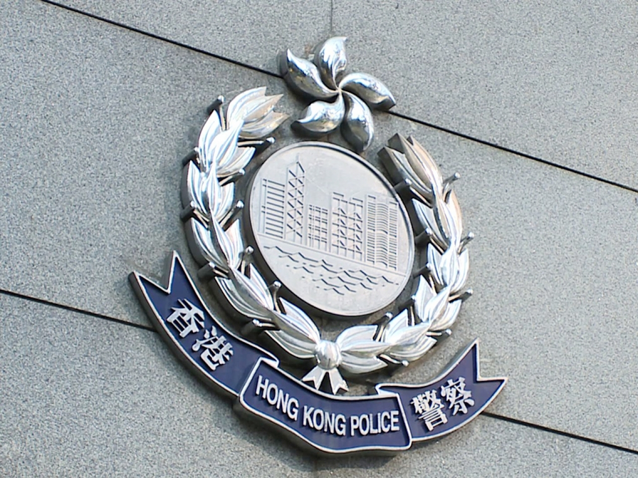 去年10月參加香港反送中運動期間，遭防暴警察槍擊受傷的中學生曾志健，被控襲警及暴動，本應在22日出席區域法庭的提訊，卻沒有到庭，法庭已經對他發出拘捕令。  (圖：香港電台)
