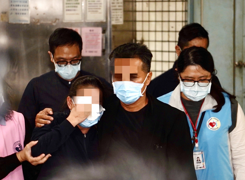 長榮大學馬來西亞籍遇害女大生的父母1日晚間從桃園入境，女大生父母依規定在確定武漢肺炎採檢結果呈陰性後，搭乘專車直奔高雄市殯儀館見女兒最後一面，女大生母親心情沉重步履蹣跚要人員攙扶。(圖：中央社)