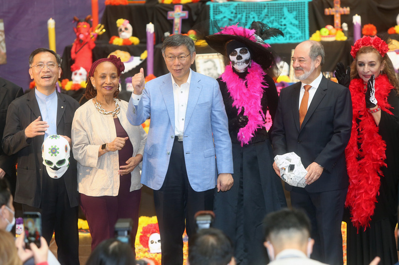 台北市長柯文哲2日在市政大樓出席「2020亡靈節：墨西哥古老文化之傳承」特展開幕式活動，開幕儀式後與參與遊行的墨西哥商務簽證文件暨文化辦事處處長托瑞斯（Martin Torres）（右2）等官員合影。