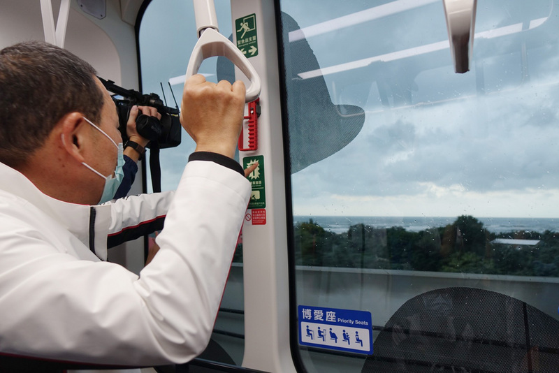 新北市長侯友宜2日視察「淡海輕軌第一期藍海線」通車前整備狀況，途中行經藍海橋，侯友宜遠眺台灣海峽。(圖:中央社)