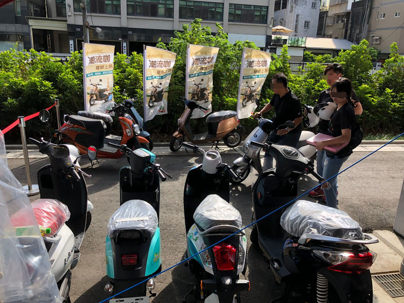 環保署今年開始補助老舊機車汰換為七期燃油機車，導致電動車市占下滑惹議。圖為高雄市環保局進行加碼補助汰舊燃油機車活動。（高雄市政府提供）