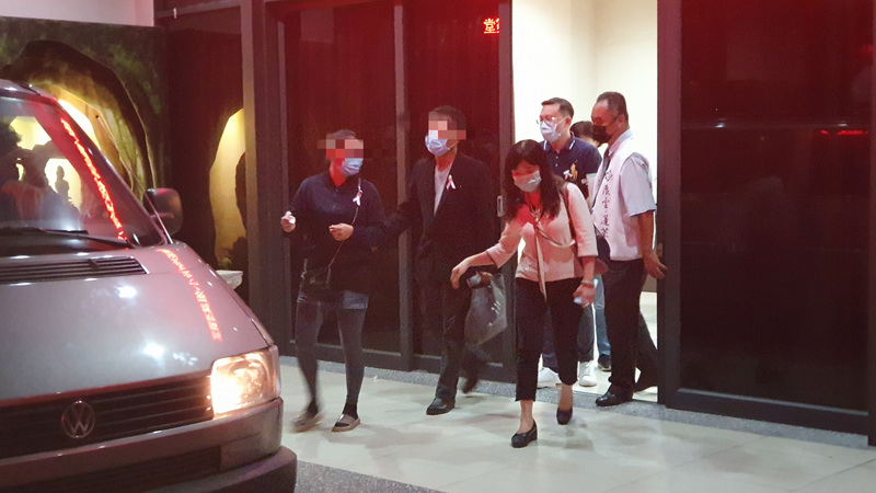 長榮大學遇害的馬來西亞籍女學生父母2日下午前往高雄市立殯儀館靈堂豎靈，進行約2小時儀式後，晚間搭乘防疫專車返回台南防疫旅館。(資料照片/CNA)