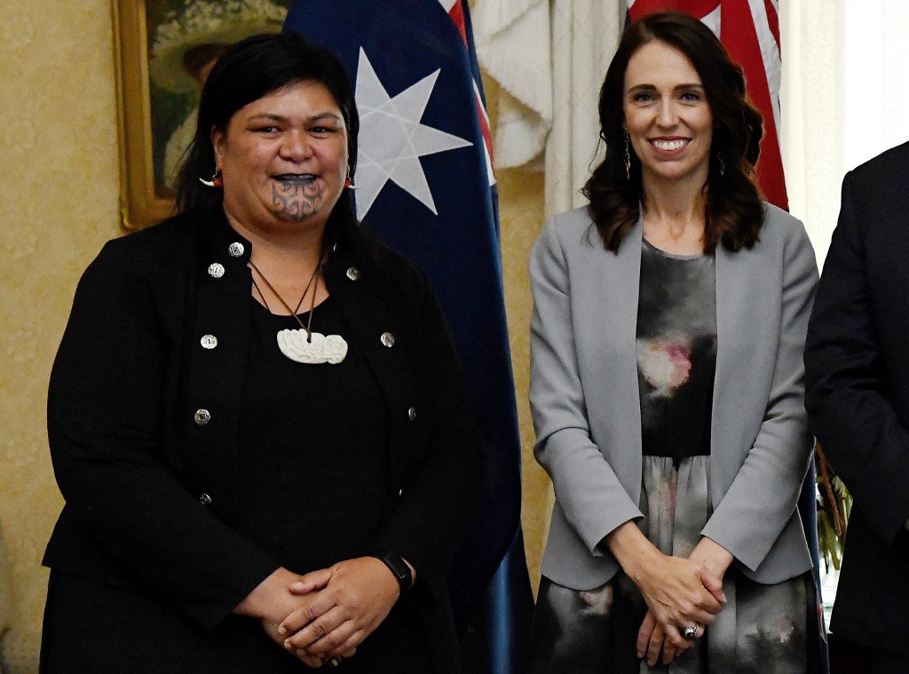紐西蘭外交部長馬俞塔(Nanaia Mahuta)(左)與總理阿爾登(Jacinda Ardern)。(AFP)